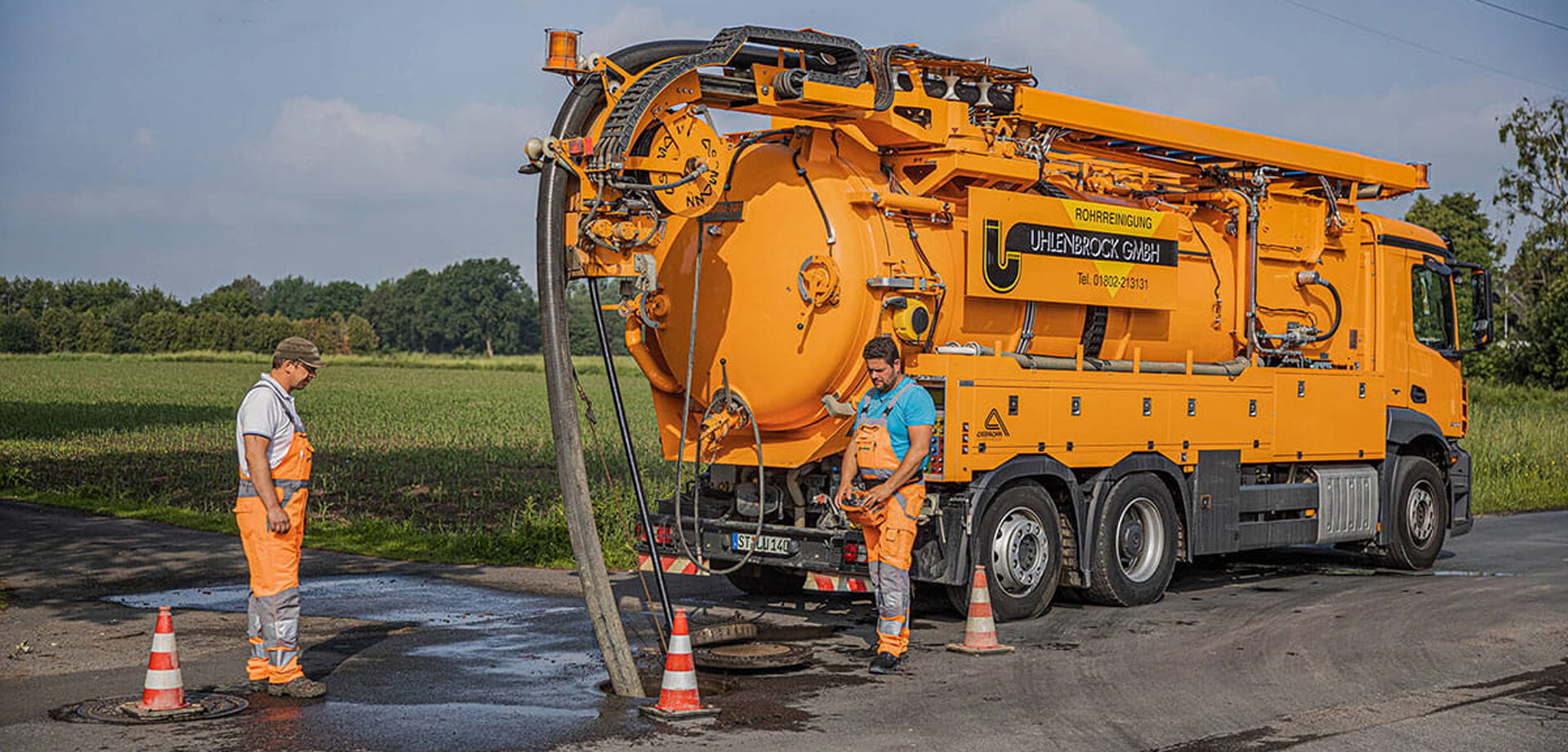 Zwei Mitarbeiter der Firma Uhlenbrock mit einem Spülwagen bei der Kanalreinigung. 